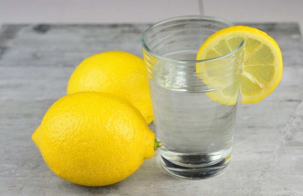 agua tibia de limón